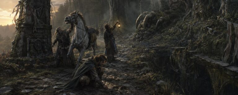 Gewaltiges unbekanntes Fantasywesen lauert hinter einem dunklen Waldrand, während Reisende auf einer alten Straße stehen bleiben.