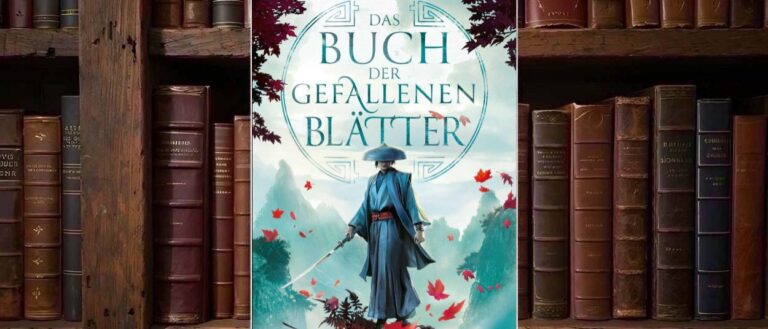 Cover von Das Buch der gefallenen Blätter von A. S. Tamaki mit einer blau gekleideten Schwertfigur auf einem Felsen vor nebliger Berglandschaft, umgeben von roten Herbstblättern und großem kreisförmigem Titeldesign.