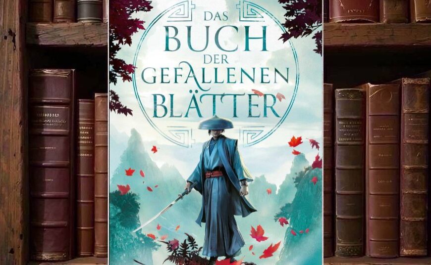 Cover von Das Buch der gefallenen Blätter von A. S. Tamaki mit einer blau gekleideten Schwertfigur auf einem Felsen vor nebliger Berglandschaft, umgeben von roten Herbstblättern und großem kreisförmigem Titeldesign.