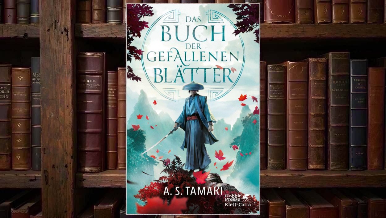 Cover von Das Buch der gefallenen Blätter von A. S. Tamaki mit einer blau gekleideten Schwertfigur auf einem Felsen vor nebliger Berglandschaft, umgeben von roten Herbstblättern und großem kreisförmigem Titeldesign.
