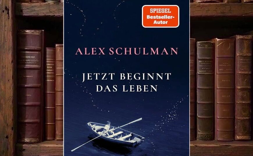 Cover von Alex Schulmans Jetzt beginnt das Leben mit einem einzelnen Ruderboot auf dunkelblauem Wasser, viel freier Wasserfläche und weißer sowie rosafarbener Titelschrift.