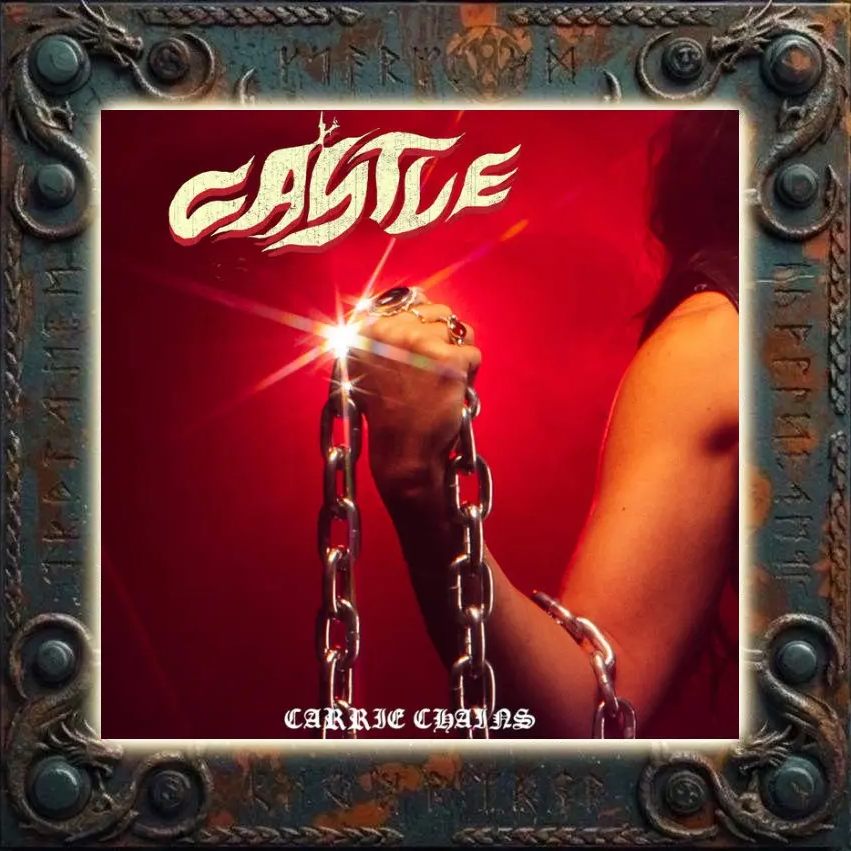Albumcover von Castle – Carrie Chains: Vor intensiv rotem Hintergrund hält eine Hand mehrere schwere silberne Kettenglieder fest. Schmuckringe sitzen an den Fingern, an einem Ring bricht helles Licht sternförmig auf. Rechts ist ein Teil eines nackten Arms zu sehen. Oben steht das cremefarbene Castle-Logo, unten der Albumtitel Carrie Chains.