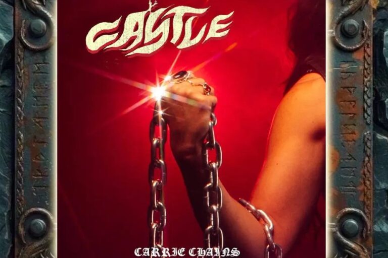 Albumcover von Castle – Carrie Chains: Vor intensiv rotem Hintergrund hält eine Hand mehrere schwere silberne Kettenglieder fest. Schmuckringe sitzen an den Fingern, an einem Ring bricht helles Licht sternförmig auf. Rechts ist ein Teil eines nackten Arms zu sehen. Oben steht das cremefarbene Castle-Logo, unten der Albumtitel Carrie Chains.