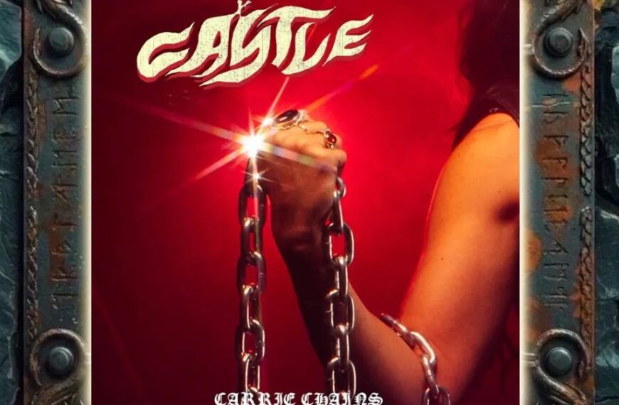 Albumcover von Castle – Carrie Chains: Vor intensiv rotem Hintergrund hält eine Hand mehrere schwere silberne Kettenglieder fest. Schmuckringe sitzen an den Fingern, an einem Ring bricht helles Licht sternförmig auf. Rechts ist ein Teil eines nackten Arms zu sehen. Oben steht das cremefarbene Castle-Logo, unten der Albumtitel Carrie Chains.