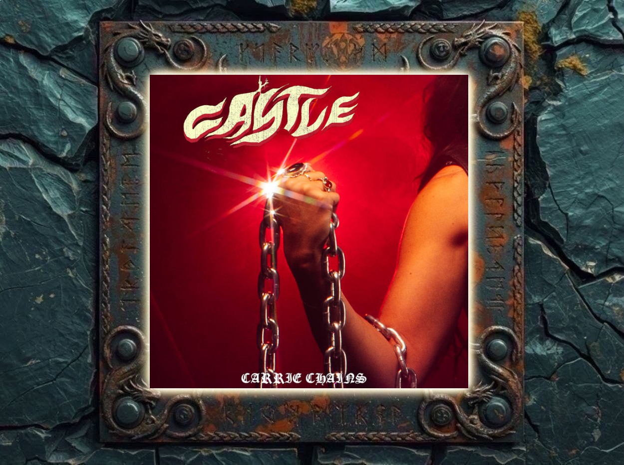 Albumcover von Castle – Carrie Chains: Vor intensiv rotem Hintergrund hält eine Hand mehrere schwere silberne Kettenglieder fest. Schmuckringe sitzen an den Fingern, an einem Ring bricht helles Licht sternförmig auf. Rechts ist ein Teil eines nackten Arms zu sehen. Oben steht das cremefarbene Castle-Logo, unten der Albumtitel Carrie Chains.