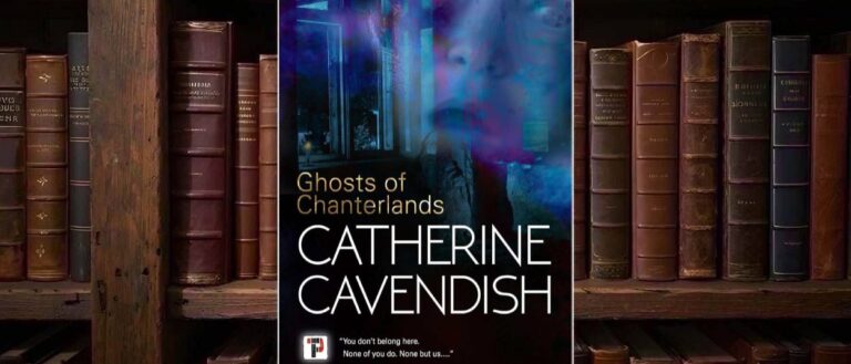 Cover von Ghosts of Chanterlands von Catherine Cavendish mit dunklem blau-violettem Farbschema, offenem Fenster, geisterhaftem Gesicht im Hintergrund und großem weißen Autorennamen.