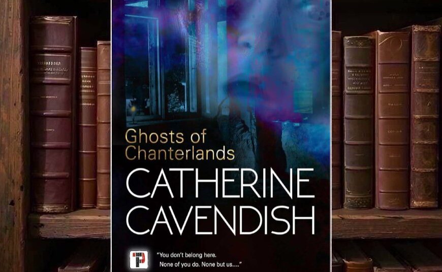 Cover von Ghosts of Chanterlands von Catherine Cavendish mit dunklem blau-violettem Farbschema, offenem Fenster, geisterhaftem Gesicht im Hintergrund und großem weißen Autorennamen.