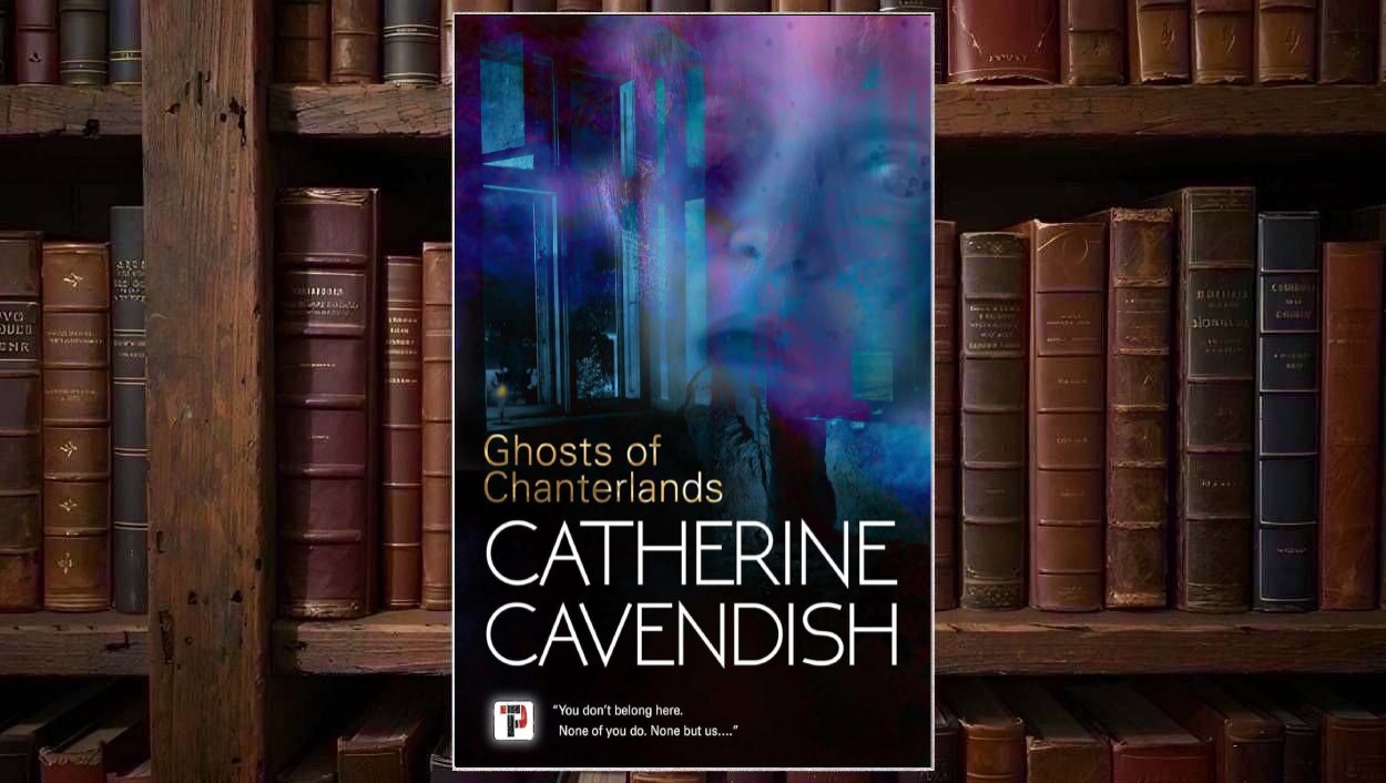 Cover von Ghosts of Chanterlands von Catherine Cavendish mit dunklem blau-violettem Farbschema, offenem Fenster, geisterhaftem Gesicht im Hintergrund und großem weißen Autorennamen.