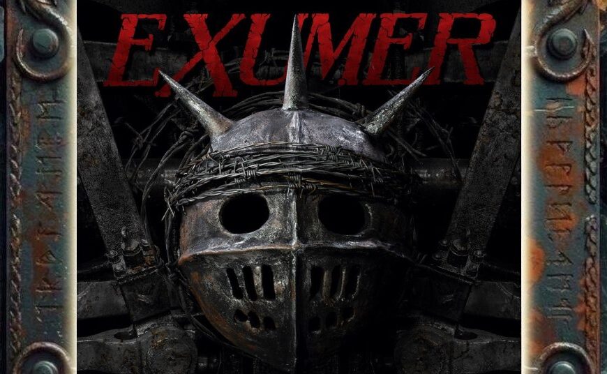 Albumcover von Exumer – Death Mask Messiah: Eine schwere, rostige Metallmaske mit drei langen Spitzen steht frontal vor einer dunklen industriellen Konstruktion. Um die Stirn der leeren Maske ist mehrfach Stacheldraht wie eine brutale Dornenkrone gewickelt. Über dem Motiv steht der rote, rissige Schriftzug EXUMER, darunter der Albumtitel.