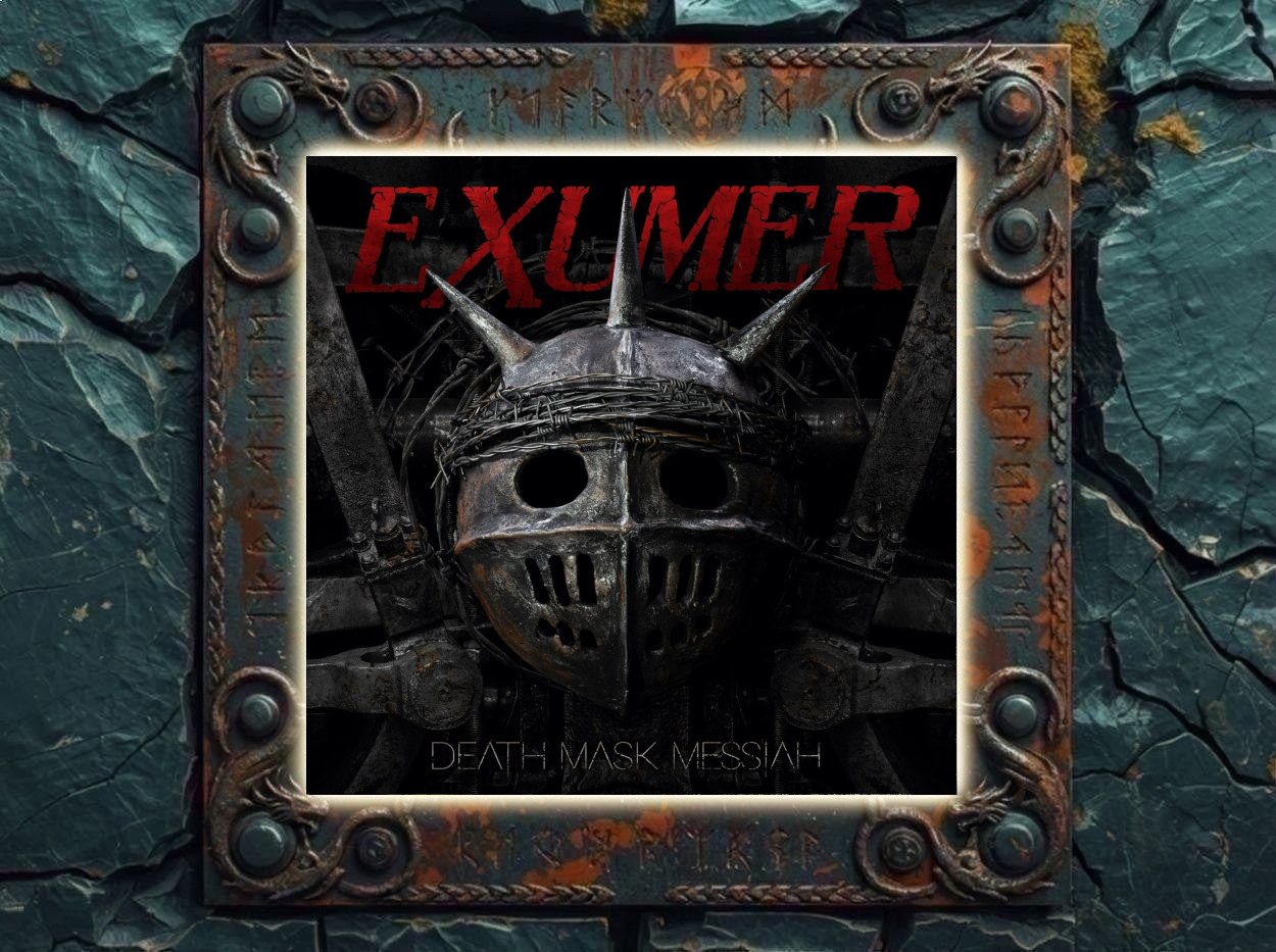 Albumcover von Exumer – Death Mask Messiah: Eine schwere, rostige Metallmaske mit drei langen Spitzen steht frontal vor einer dunklen industriellen Konstruktion. Um die Stirn der leeren Maske ist mehrfach Stacheldraht wie eine brutale Dornenkrone gewickelt. Über dem Motiv steht der rote, rissige Schriftzug EXUMER, darunter der Albumtitel.