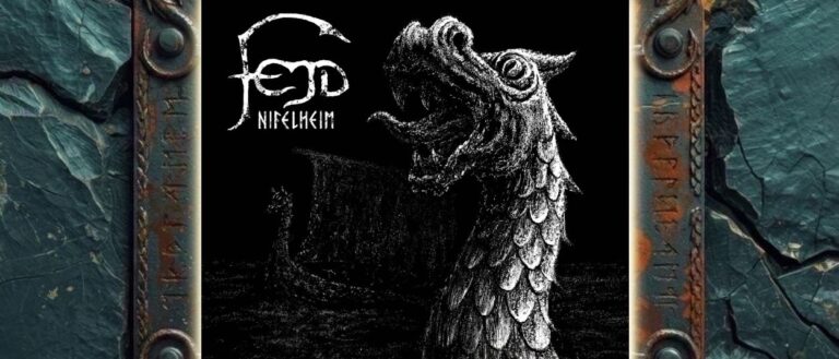 Schwarzweißes Albumcover von Fejd zu Nifelheim: Im Vordergrund ragt der stilisierte Kopf eines drachenartigen Wesens mit geöffnetem Maul aus der Dunkelheit, im Hintergrund ist schemenhaft ein Schiff zu erkennen. Links oben stehen Logo und Albumtitel.