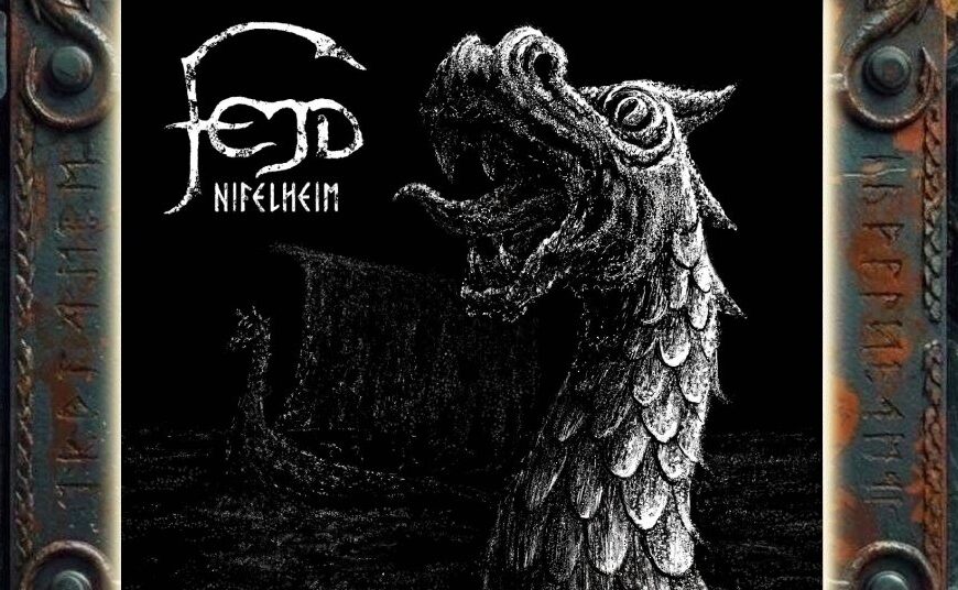Schwarzweißes Albumcover von Fejd zu Nifelheim: Im Vordergrund ragt der stilisierte Kopf eines drachenartigen Wesens mit geöffnetem Maul aus der Dunkelheit, im Hintergrund ist schemenhaft ein Schiff zu erkennen. Links oben stehen Logo und Albumtitel.