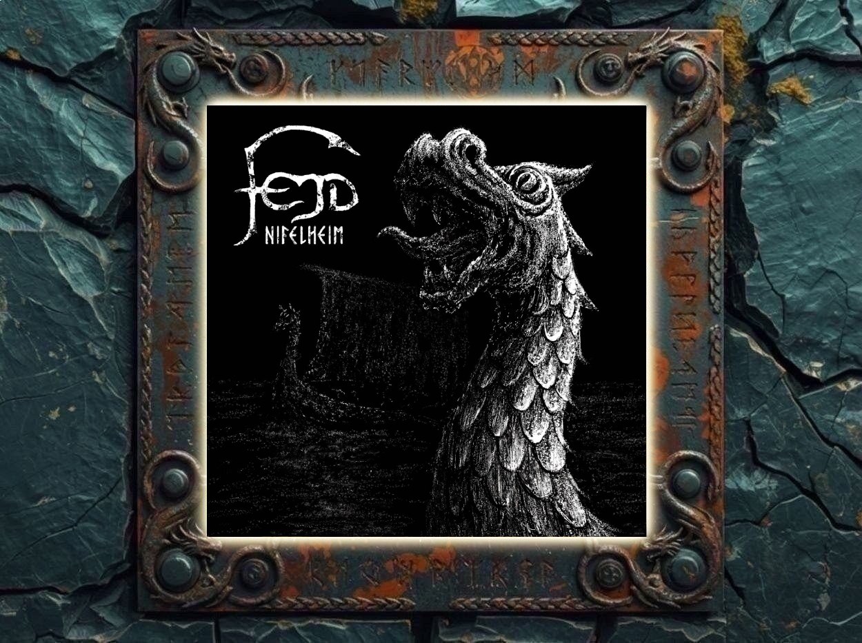 Schwarzweißes Albumcover von Fejd zu Nifelheim: Im Vordergrund ragt der stilisierte Kopf eines drachenartigen Wesens mit geöffnetem Maul aus der Dunkelheit, im Hintergrund ist schemenhaft ein Schiff zu erkennen. Links oben stehen Logo und Albumtitel.