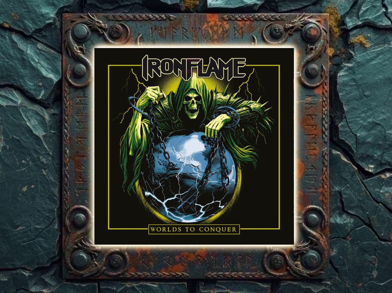 Albumcover von Ironflame – Worlds To Conquer: Ein grün verhülltes Skelett hält eine von Ketten umschlungene Erde fest. Blitze zucken über den Globus, dunkle Berge stehen im Hintergrund. Oben prangt das Bandlogo, unten der Albumtitel in gelbem Rahmen.