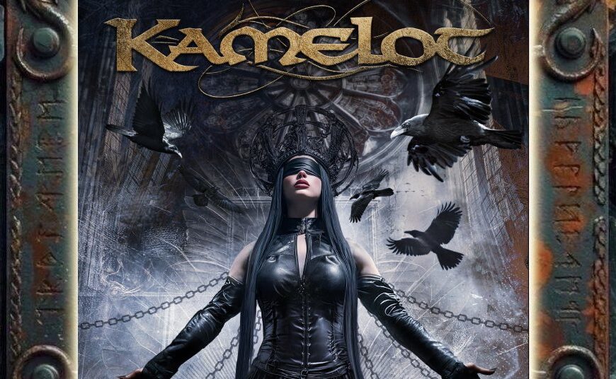 Albumcover von Kamelot – Dark Asylum: Eine Frau in schwarzer Kleidung und mit verbundenen Augen steht mit ausgebreiteten Armen vor einer düsteren, sakral wirkenden Architektur. Ketten ziehen sich hinter ihr durch die Szenerie, mehrere schwarze Raben fliegen um die Figur, über ihrem Kopf erscheint ein ornamentaler dunkler Heiligenschein.