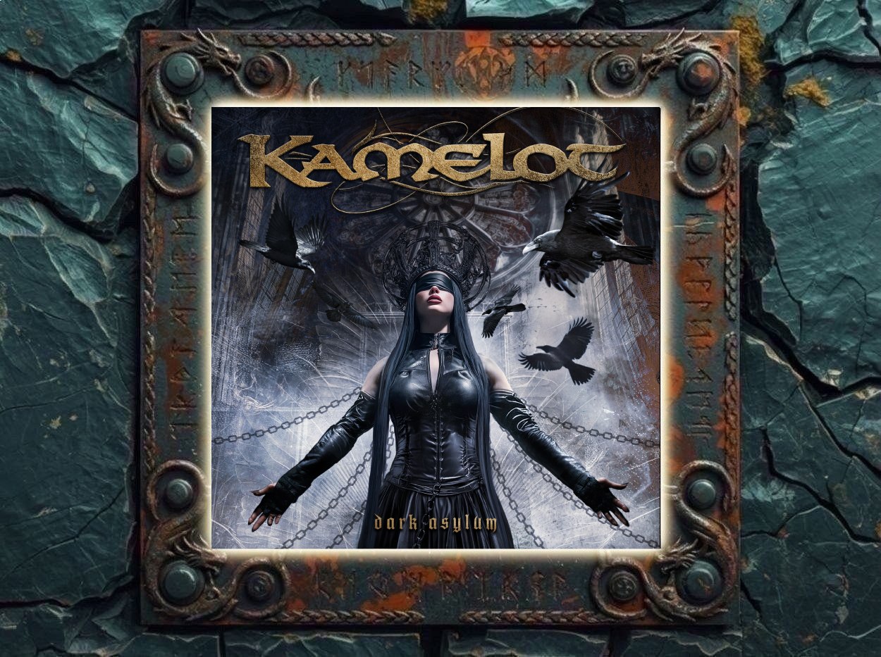 Albumcover von Kamelot – Dark Asylum: Eine Frau in schwarzer Kleidung und mit verbundenen Augen steht mit ausgebreiteten Armen vor einer düsteren, sakral wirkenden Architektur. Ketten ziehen sich hinter ihr durch die Szenerie, mehrere schwarze Raben fliegen um die Figur, über ihrem Kopf erscheint ein ornamentaler dunkler Heiligenschein.