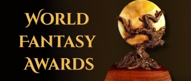 Goldener Schriftzug World Fantasy Awards neben einer bronzefarbenen Baumskulptur vor einem leuchtenden goldenen Kreis auf dunklem Hintergrund.