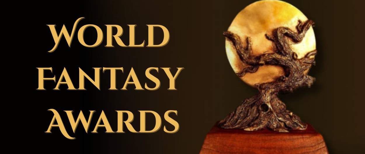 Goldener Schriftzug World Fantasy Awards neben einer bronzefarbenen Baumskulptur vor einem leuchtenden goldenen Kreis auf dunklem Hintergrund.