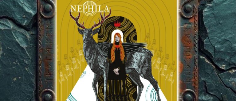 Albumcover von Nephila – HULDRA: Vor einem goldgelben ornamentalen Hintergrund steht eine blasse Frau mit langem rötlichem Haar in schwarzer Kleidung neben einem großen dunklen hirschartigen Wesen mit mächtigem rot-schwarzem Geweih. Florale Motive, geometrische Bögen, schwarze Flächen und eine kleine rote Krone verleihen dem Bild eine Mischung aus nordischer Folklore, Jugendstil und Tarot-Ästhetik.