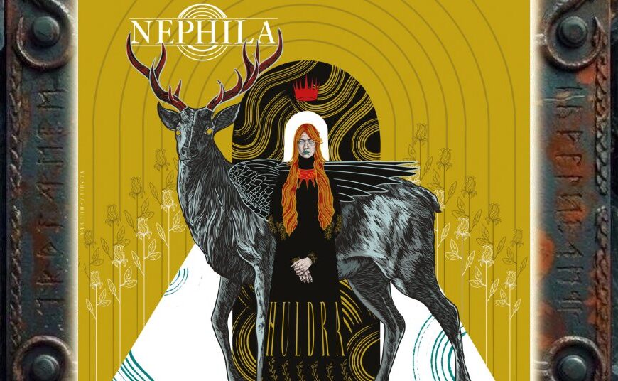 Albumcover von Nephila – HULDRA: Vor einem goldgelben ornamentalen Hintergrund steht eine blasse Frau mit langem rötlichem Haar in schwarzer Kleidung neben einem großen dunklen hirschartigen Wesen mit mächtigem rot-schwarzem Geweih. Florale Motive, geometrische Bögen, schwarze Flächen und eine kleine rote Krone verleihen dem Bild eine Mischung aus nordischer Folklore, Jugendstil und Tarot-Ästhetik.