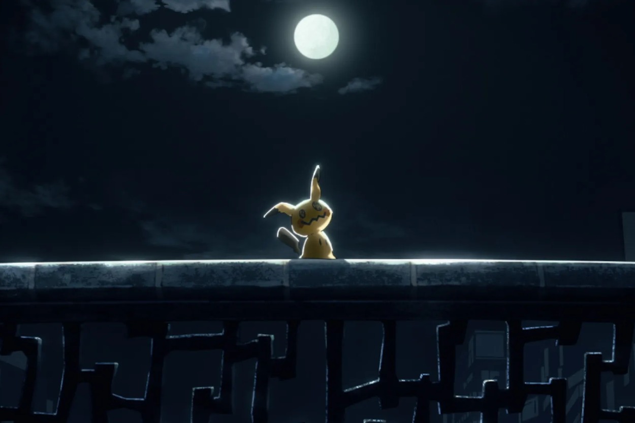 Mimikyu steht nachts allein auf einer dunklen Mauer unter einem hellen Vollmond, während violette Lichter um seinen Körper schweben.