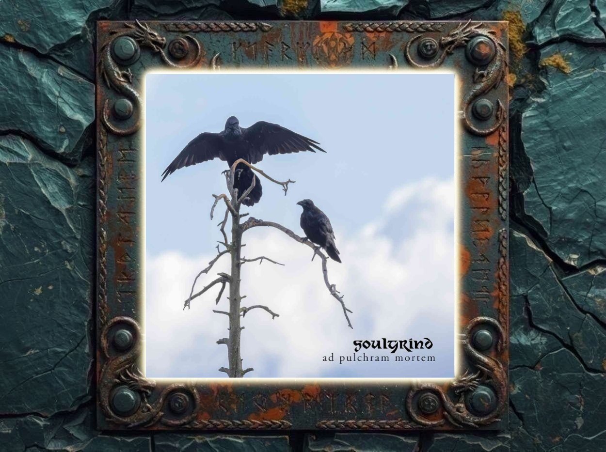 Albumcover von Soulgrind – Ad Pulchram Mortem: Drei schwarze Raben sitzen beziehungsweise landen auf den kahlen Ästen eines abgestorbenen Baumes vor einem hellblauen, wolkigen Himmel. Unten rechts stehen Bandname und Albumtitel.