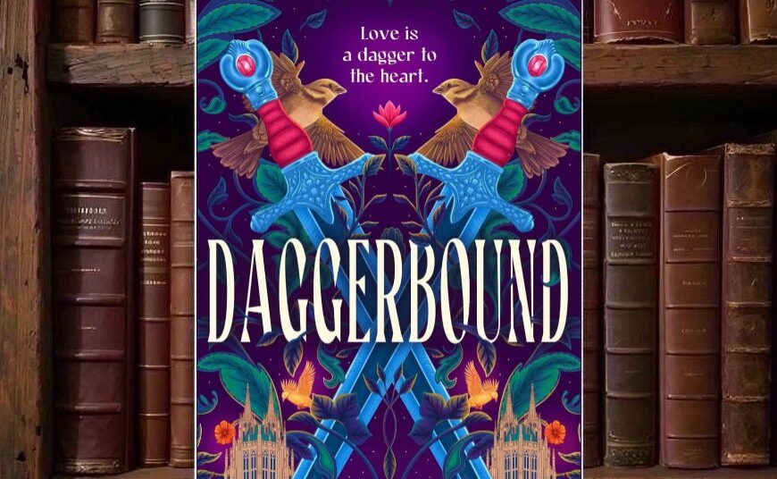 In T. Kingfishers Daggerbound zieht Learned Edmund ein verzaubertes Schwert und befreit damit einen äußerst wütenden unsterblichen Krieger. Unsere Rezension zu einer warmen, bissigen Fantasy über Liebe, Freiheit, alte IViolett gestaltetes Cover von T. Kingfishers Daggerbound mit zwei gekreuzten blauen Schwertern, zwei goldbraunen Vögeln, grünen Blättern, Blüten, ornamentalen Pflanzenmotiven und zwei stilisierten Kathedralgebäuden; darüber steht der Satz „Love is a dagger to the heart“.