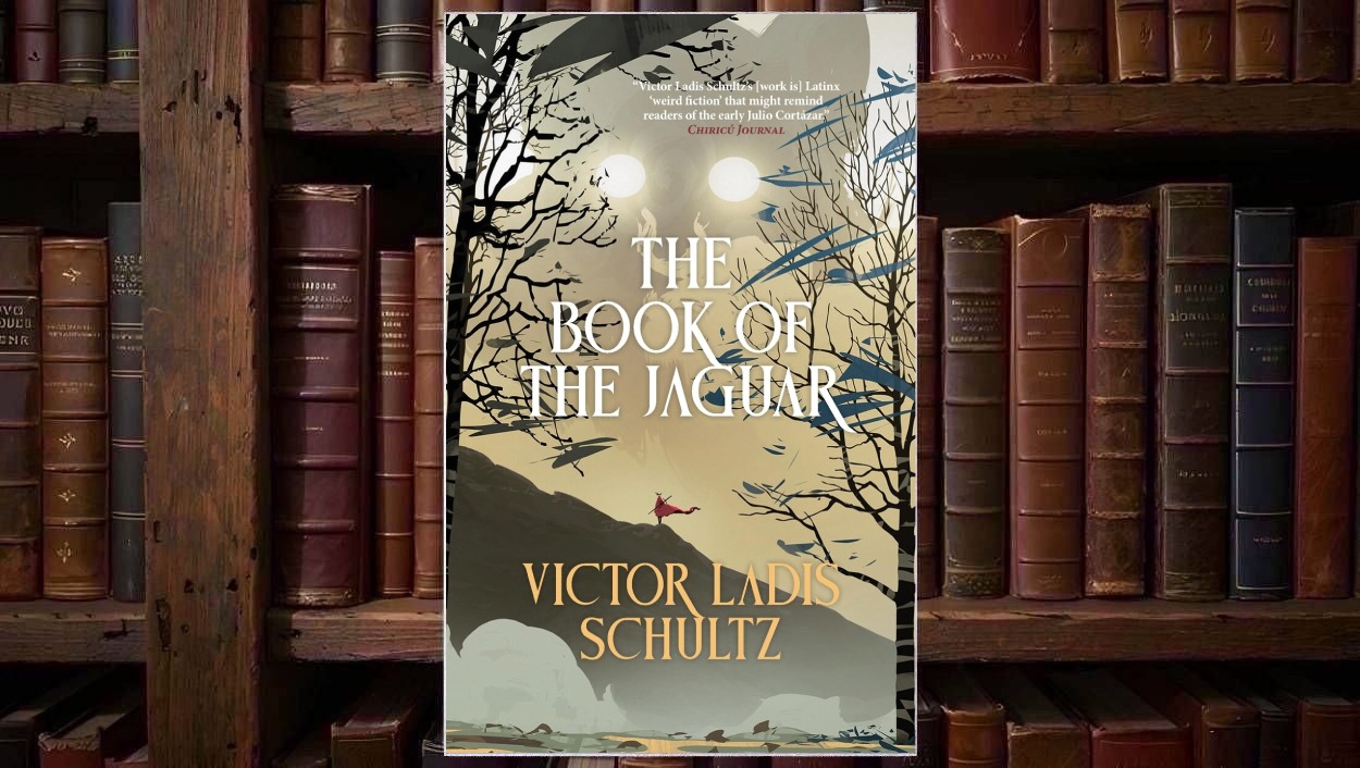 Cover von Victor Ladis Schultz’ The Book of the Jaguar mit einem riesigen schemenhaften Jaguargesicht und leuchtenden hellen Augen im Nebel über einer kleinen rot gekleideten Figur auf einem felsigen Pfad, eingerahmt von dunklen kahlen Bäumen.
