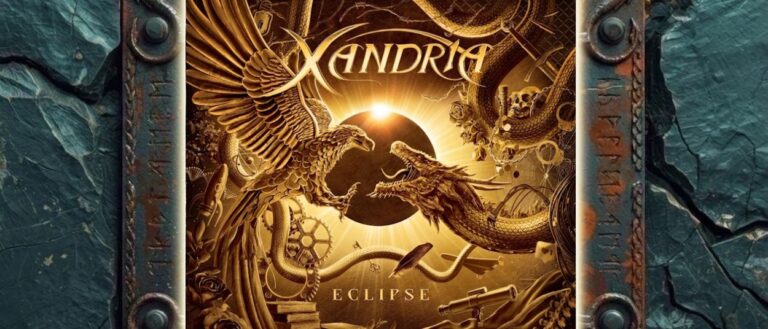 Albumcover von Xandria – Eclipse: Vor einer goldenen Sonnenfinsternis kämpfen ein großer Adler und ein drachenartiges Wesen. Schlangen, Totenschädel, Rosen, Bücher, Zahnräder, eine Schreibfeder und ein Fernrohr füllen den braun-goldenen Bildrahmen. Oben steht das Bandlogo, unten der Albumtitel.