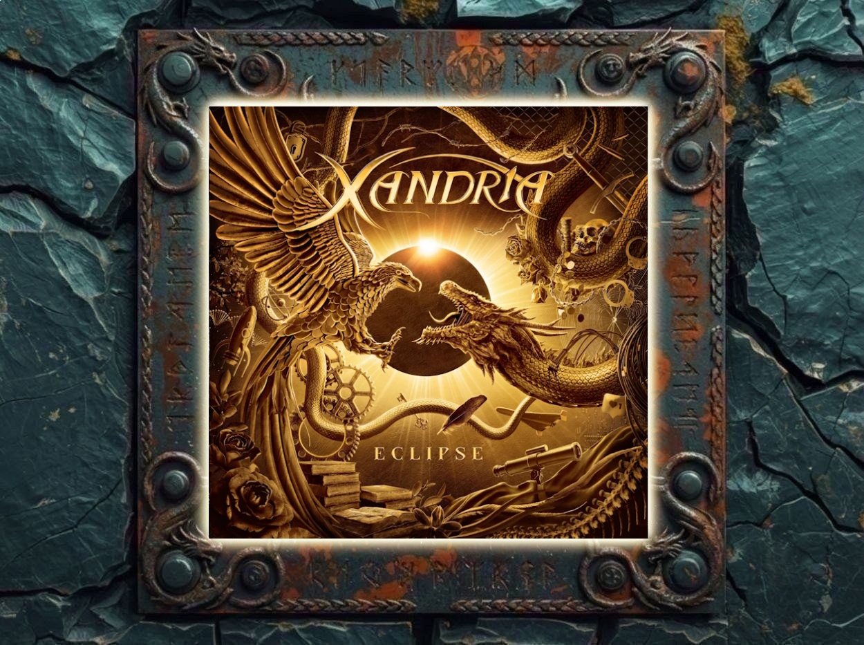 Albumcover von Xandria – Eclipse: Vor einer goldenen Sonnenfinsternis kämpfen ein großer Adler und ein drachenartiges Wesen. Schlangen, Totenschädel, Rosen, Bücher, Zahnräder, eine Schreibfeder und ein Fernrohr füllen den braun-goldenen Bildrahmen. Oben steht das Bandlogo, unten der Albumtitel.