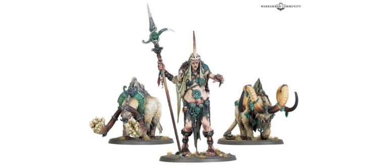 Ma Maegran steht als bemalte Gargant-Miniatur mit langem Stab zwischen zwei massigen gehörnten Ghyroch-Kreaturen auf weißen Hintergrund.