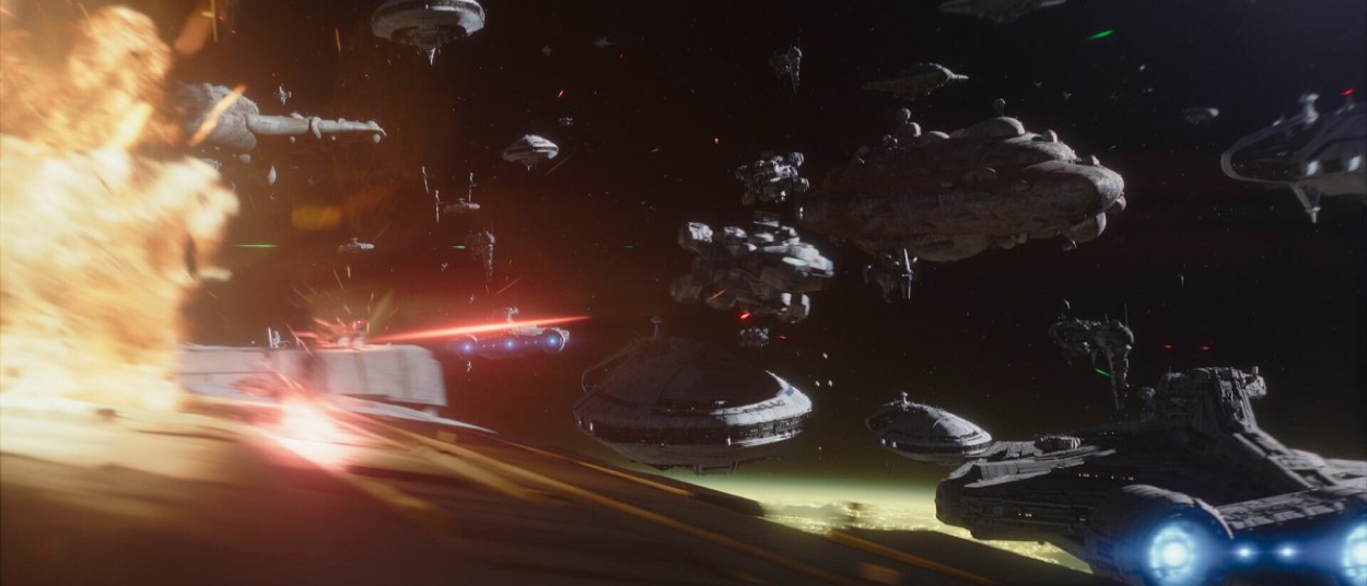 Zahlreiche Raumschiffe liefern sich über einem Planeten eine große Weltraumschlacht, während Explosionen und rote sowie grüne Laserstrahlen durch das Bild ziehen.