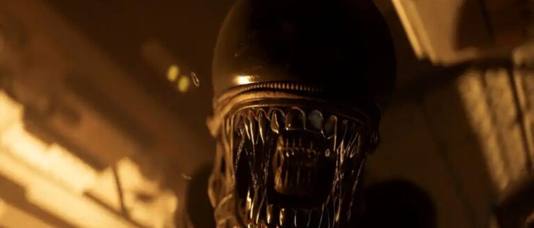 Ein Xenomorph mit geöffnetem Maul nähert sich in einem dunkel orange beleuchteten industriellen Korridor unmittelbar dem Betrachter.