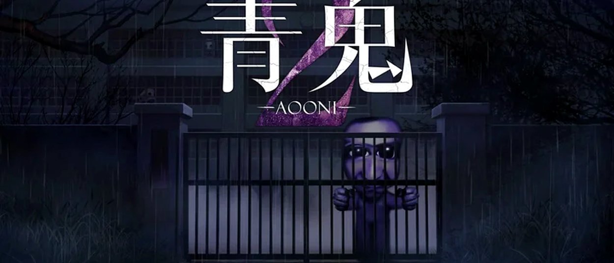 Das große blau-violette Monster Ao Oni steht nachts hinter dem verschlossenen Tor einer verlassenen Schule. Regen fällt vor dem dunklen Gebäude, darüber ist das japanische Logo von Ao Oni 2 zu sehen.