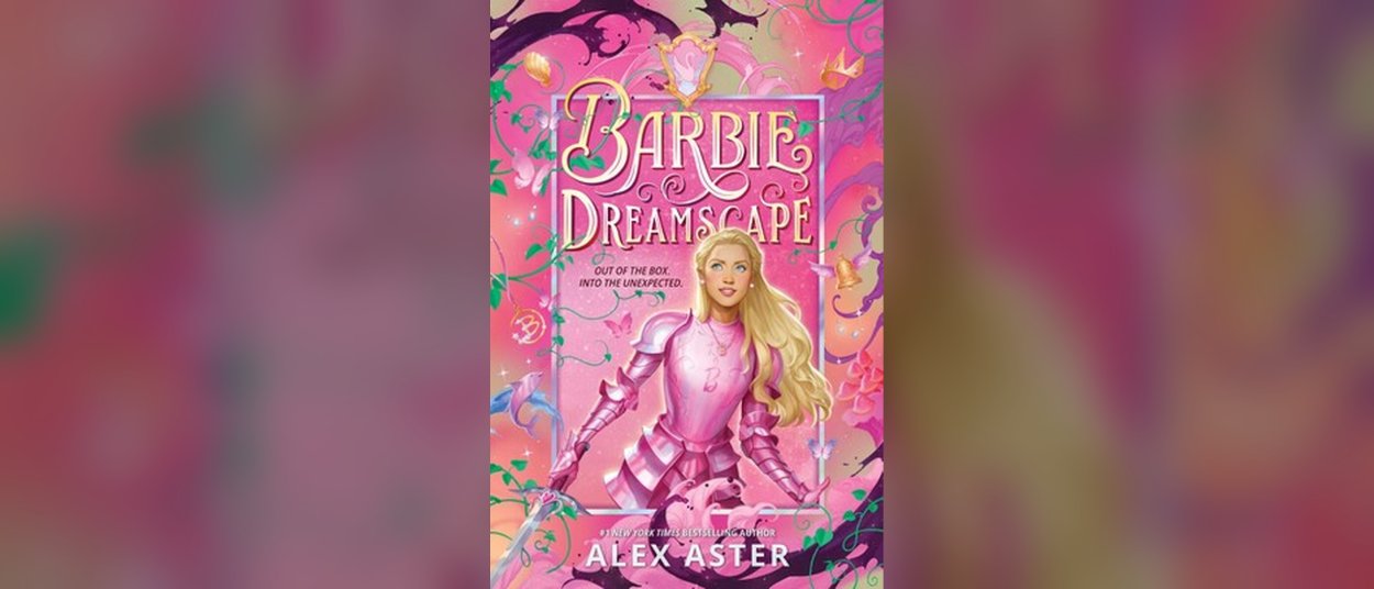 Barbie trägt eine glänzende rosafarbene Rüstung vor einem pinken Fantasyhintergrund mit Ranken, Fledermäusen, Kronen und magischen Symbolen; über ihr steht der Titel Barbie: Dreamscape.