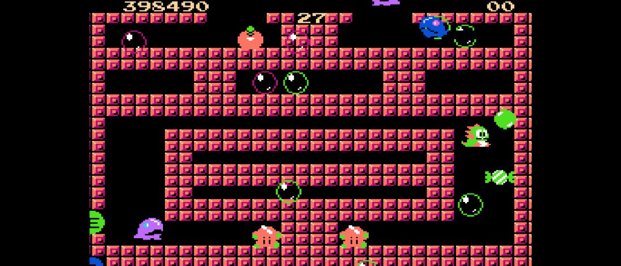 Bub kämpft in einer pinkfarbenen 8-Bit-Stage von Bubble Bobble gegen mehrere Gegner und schießt grüne Blasen durch das Labyrinth.