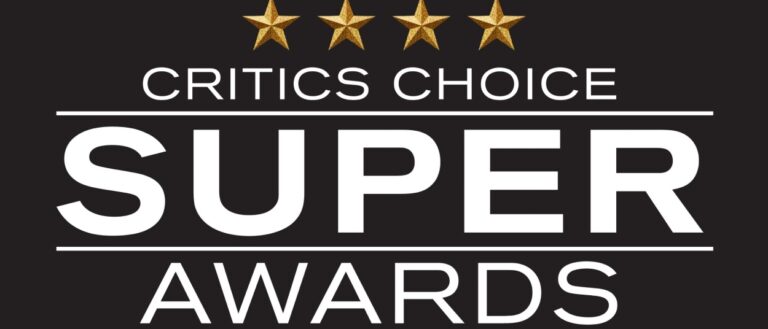 Das weiße Logo der Critics Choice Super Awards steht auf schwarzem Hintergrund. Über dem Schriftzug befinden sich vier goldene Sterne.