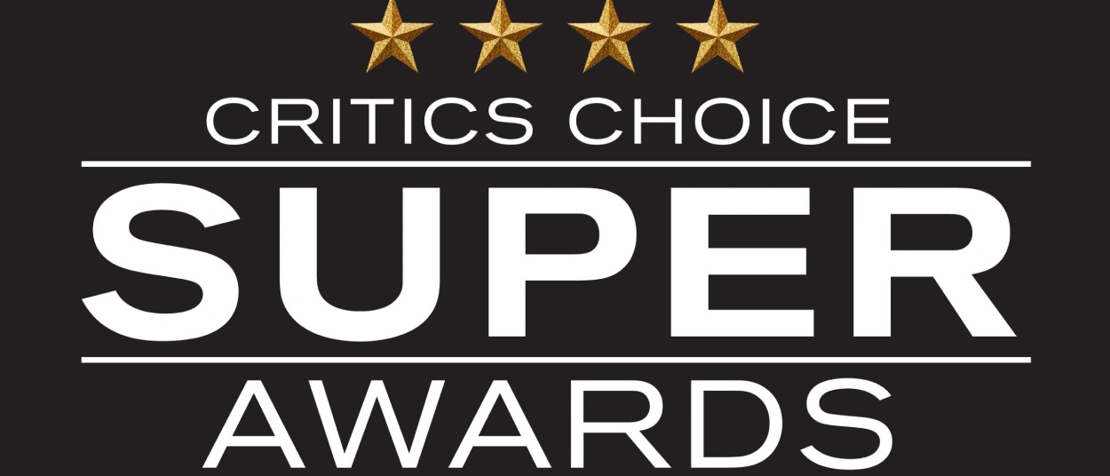 Das weiße Logo der Critics Choice Super Awards steht auf schwarzem Hintergrund. Über dem Schriftzug befinden sich vier goldene Sterne.