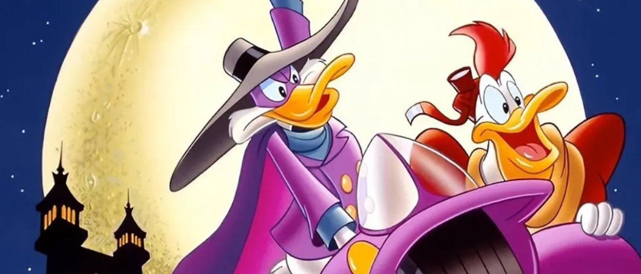 Darkwing Duck steht gemeinsam mit Launchpad McQuack vor einem großen Vollmond neben einem lilafarbenen Fahrzeug, im Hintergrund zeichnet sich die nächtliche Silhouette von St. Canard ab.