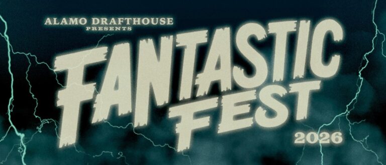 Das große helle Fantastic-Fest-2026-Logo steht vor einem dunkelgrünen, wolkigen Nachthimmel, der von mehreren hellen Blitzen durchzogen wird.