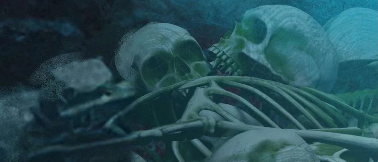 Mehrere menschliche Skelette liegen dicht übereinander in trübem grünblauem Wasser. Schädel und Rippen ragen aus dem dunklen Untergrund, während die Umgebung im Hintergrund verschwimmt.
