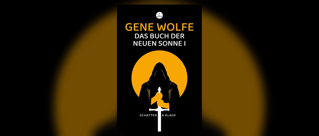 Das schwarze deutsche Cover von Gene Wolfes Das Buch der neuen Sonne zeigt eine verhüllte Gestalt mit Schwert vor einer großen orangefarbenen Sonne.