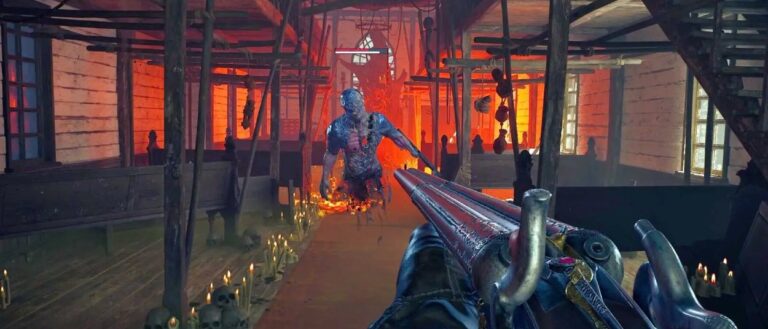Aus der Ego-Perspektive zielt der Spieler in Guns of Eschaton mit einer verzierten Schusswaffe auf eine groteske untote Kreatur in einem von Kerzen, Schädeln und rotem Licht erfüllten Holzgebäude.