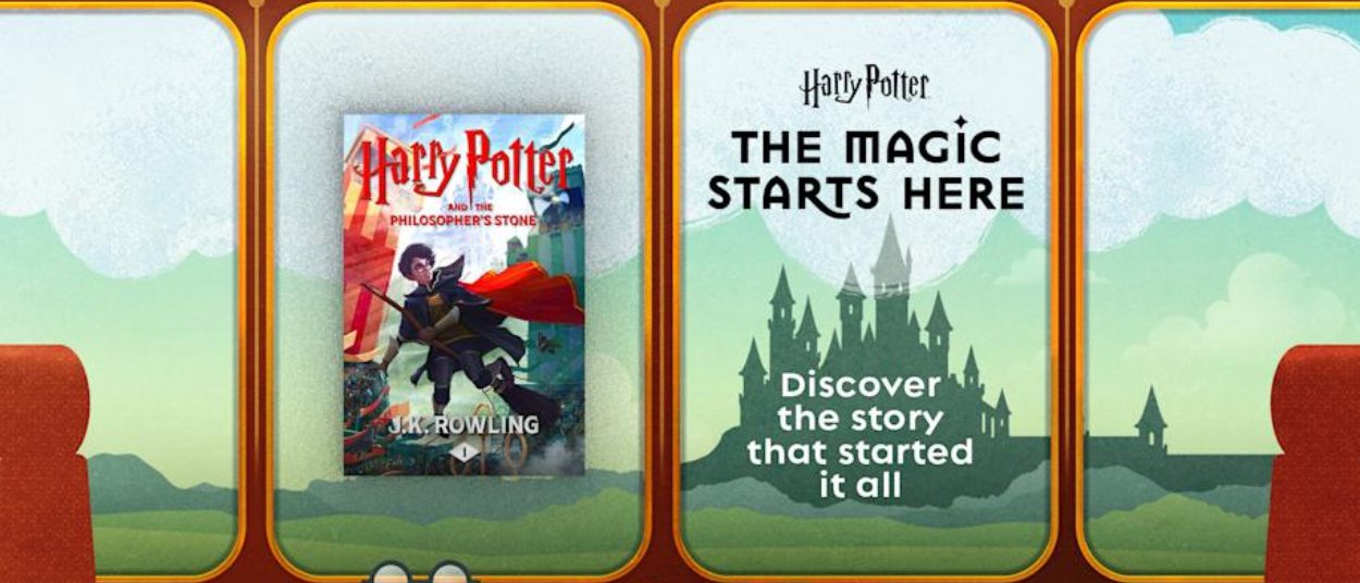 In einem stilisierten Zugabteil liegt Harry Potter and the Philosopher’s Stone vor den Fenstern, durch die Hogwarts in der Ferne zu sehen ist.