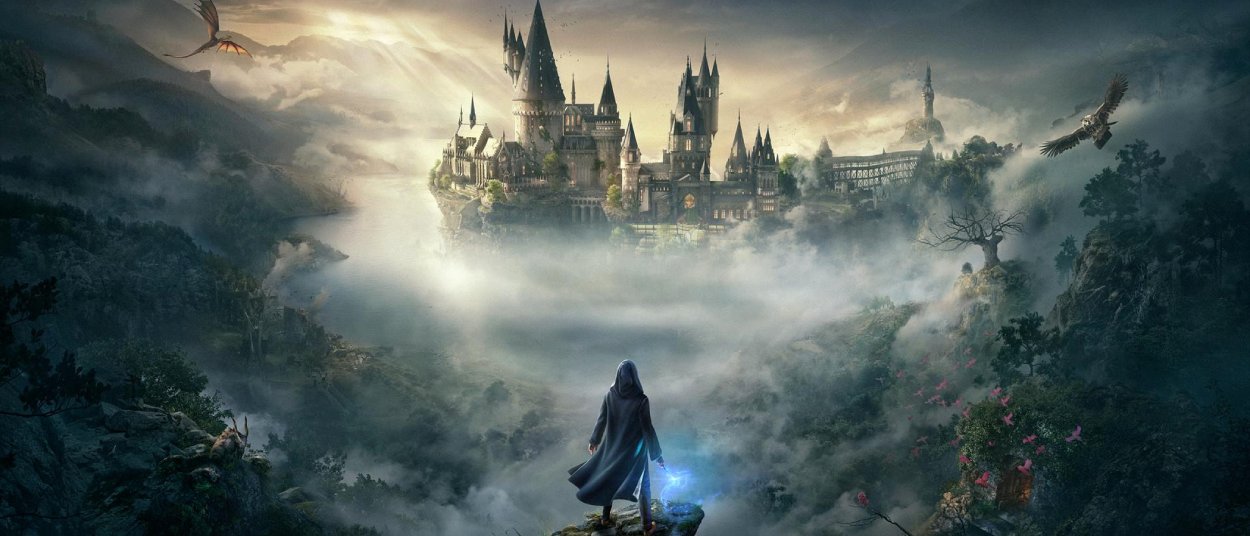 Eine Zauberfigur steht auf einem Felsvorsprung und blickt über ein nebliges Tal auf Schloss Hogwarts; am Himmel fliegen ein Drache und ein großer Vogel.