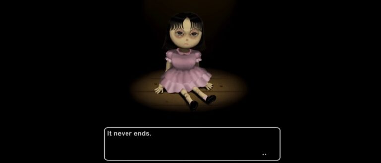 Eine unheimliche Puppe in einem rosa Kleid sitzt allein im Lichtkegel auf einem Holzboden, darunter steht in einem Dialogfenster „It never ends.“
