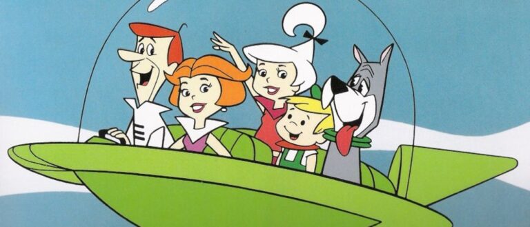 George, Jane, Judy und Elroy Jetson sitzen gemeinsam mit Hund Astro in einem roten fliegenden Auto. Hinter ihnen ragen futuristische Gebäude von Orbit City über einer Wolkendecke auf.