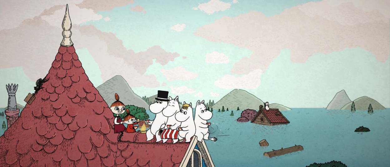Die Muminfamilie und Klein Mü stehen auf dem roten Dach des Muminhauses und blicken über das vollständig überflutete Mumintal. Nur Dächer, Baumspitzen und treibende Gegenstände ragen noch aus dem Wasser.