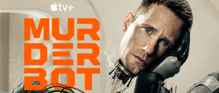 Alexander Skarsgård lehnt als Murderbot seinen menschlichen Kopf auf eine künstliche Hand; unterhalb des Kopfes liegen Kabel und freiliegende mechanische Bauteile, links steht das orange Murderbot-Logo.
