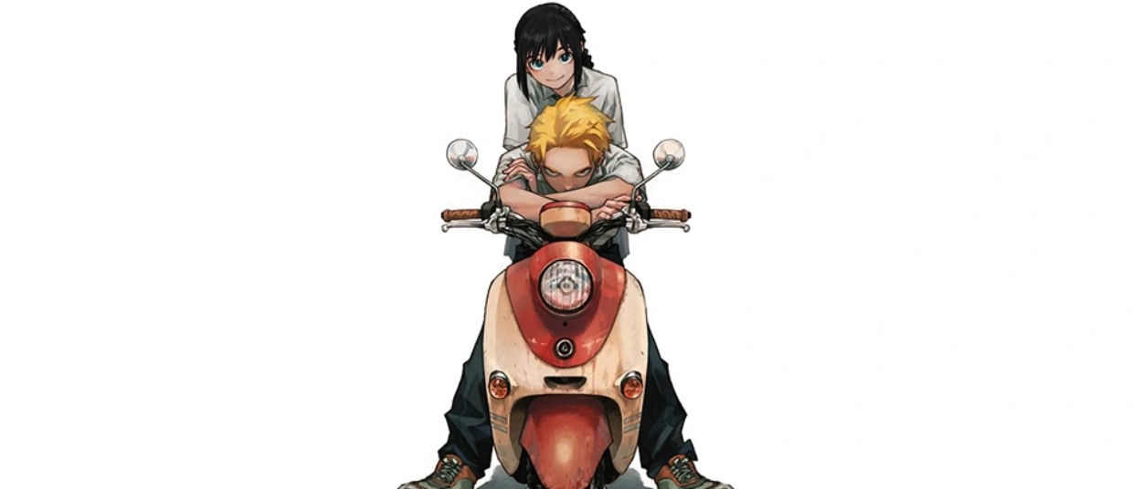 Azumi sitzt mit verschränkten Armen auf einem roten Motorroller, während Shijima hinter ihm sitzt und ihm über die Schultern blickt. Beide Figuren stehen vor einem weißen Hintergrund.